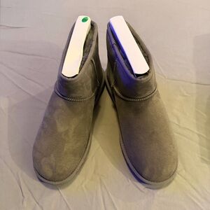 Stylish Men's Gray Suede Boots